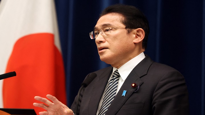 El primer ministro japonés, Fumio Kishida, habla durante una conferencia de prensa en la residencia oficial. /AFP