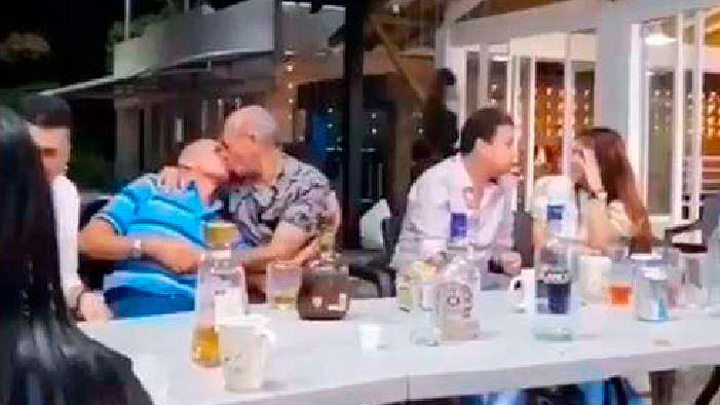 Polémica por imagen del cantante Luis Alberto Posada besando en la boca a un hombre