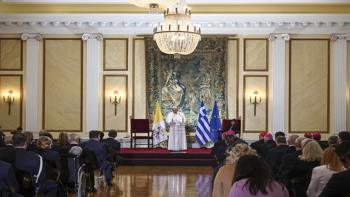 Francisco, que pasará dos días y medio en Grecia, habló ante la presidenta de la República helena, Katerina Sakellaropoulou. /AFP