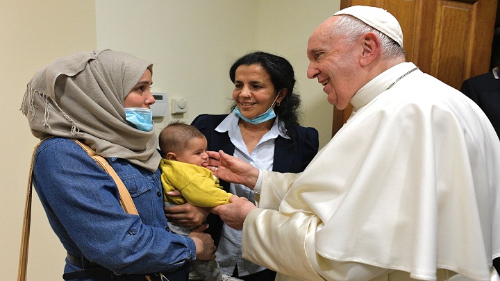 El Papa Francisco se reunió con migrantes en la Nunciatura Apostólica en Nicosia, Chipre durante su estadía en ese país. /AFP