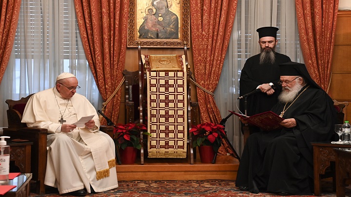 El arzobispo Ieronymos II de Atenas y toda Grecia se reunió con el Papa Francisco en el "Salón del Trono" del Arzobispado Ortodoxo de Grecia en Atenas. /AFP