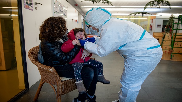 Los niños también se han contado entre las víctimas de la mortal enfermedad y se están vacunando. /AFP