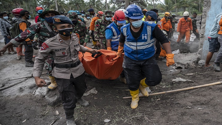 la espectacular erupción que devastó varios pueblos durante el fin de semana./AFP