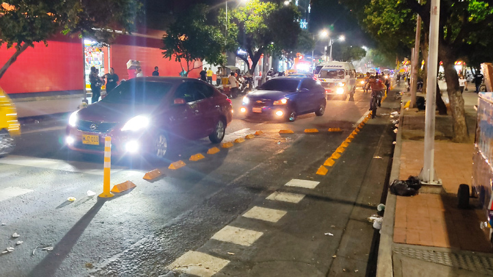 Una de esas zonas de estacionamiento regulado es la creada en la avenida 4, entre calles 8 y 9, cuyos taches o cajones han generado confusión entre los conductores. / Foto: Leonardo Oliveros