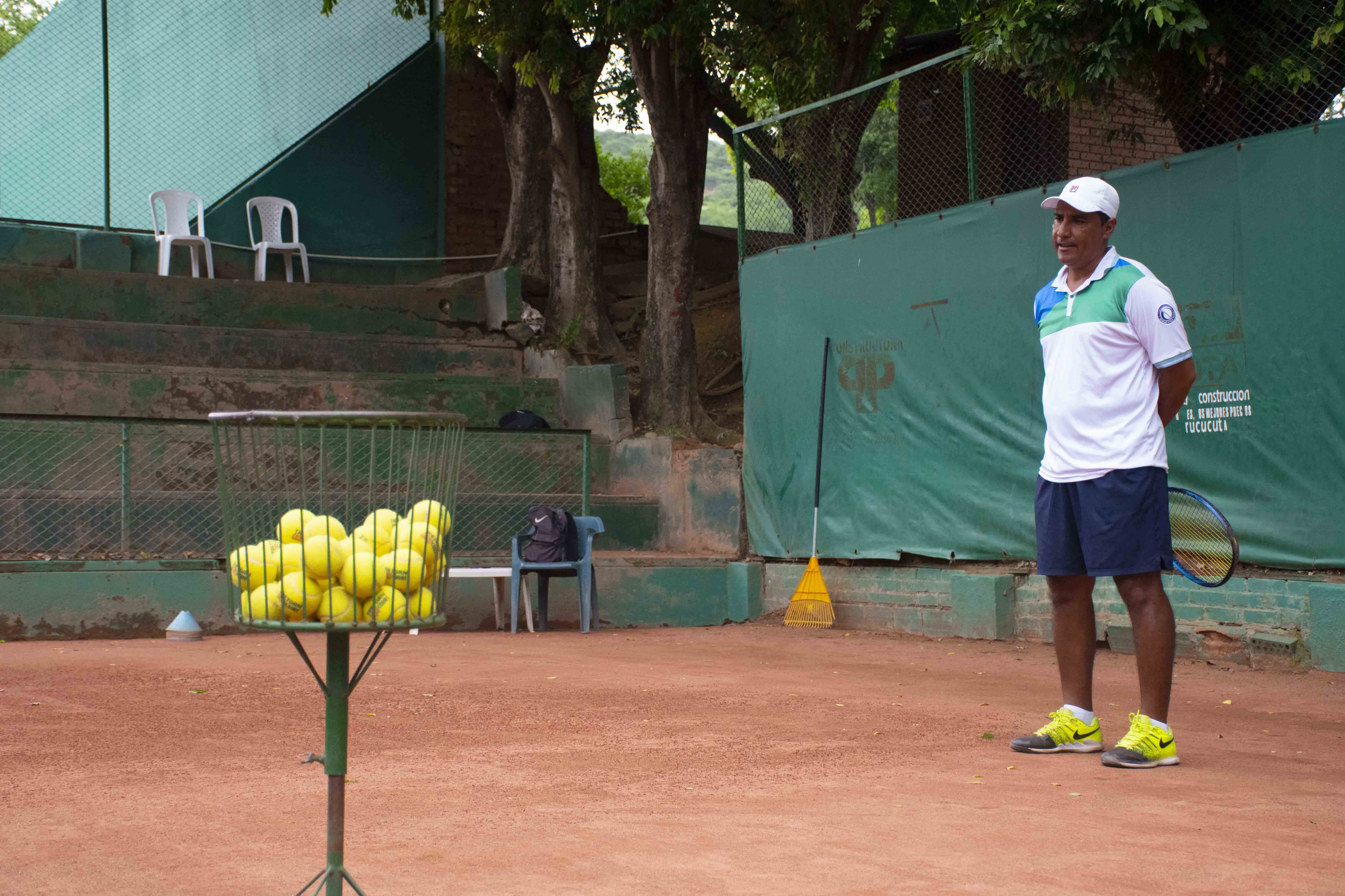 Dayan Pérez, de caddie a reconocido entrenador nacional de tenis. Foto: @cirocastillo22