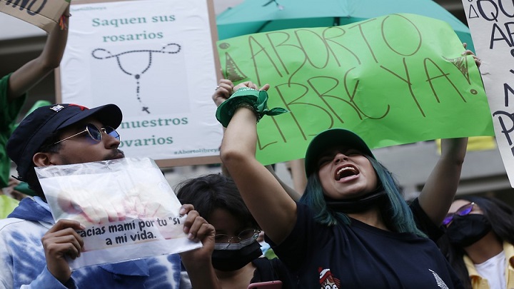 En diferentes regiones de Colombia han marchado a favor y en contra de la despenalización del aborto. /AFP
