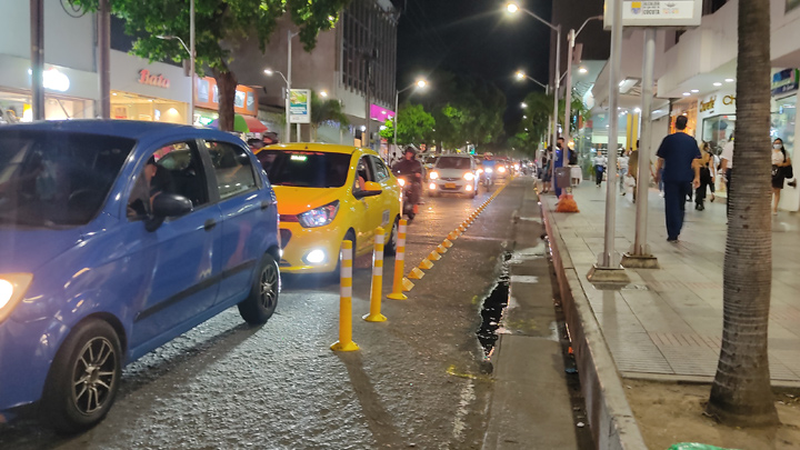 La calle 10, en pleno centro de la ciudad, es uno de los tramos intervenidos con una ciclorruta./ Foto: Leonardo Oliveros