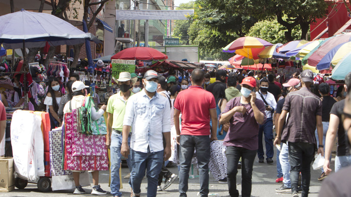 Las calles del centro de la ciudad muestran un aumento significativo de personas que realizan compras. / Foto: archivo