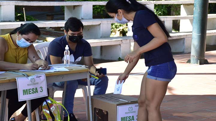 En el colegio Simón Bolívar, en La Libertad, los jóvenes llegaron a cuenta gotas a las urnas/Foto Pablo Castillo