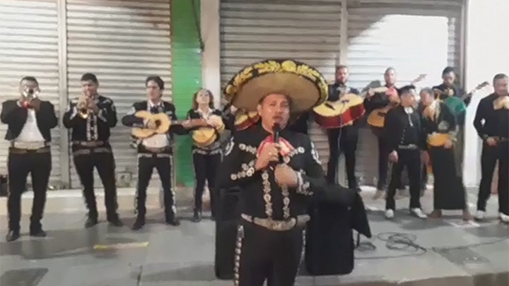En el centro de Cúcuta se unieron varios cantantes de música ranchera para despedir al artista mexicano.