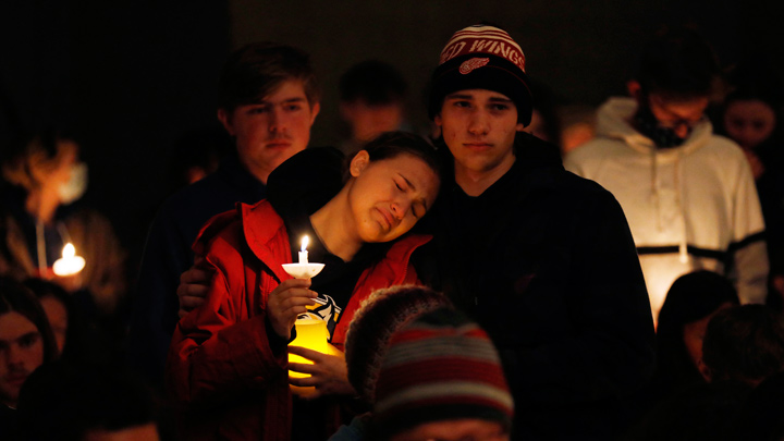La gente sostiene velas durante una vigilia después de un tiroteo en Oxford High School en Lake Pointe Community Church en Lake Orion, Michigan, pcurrido el martes. / Foto: AFP