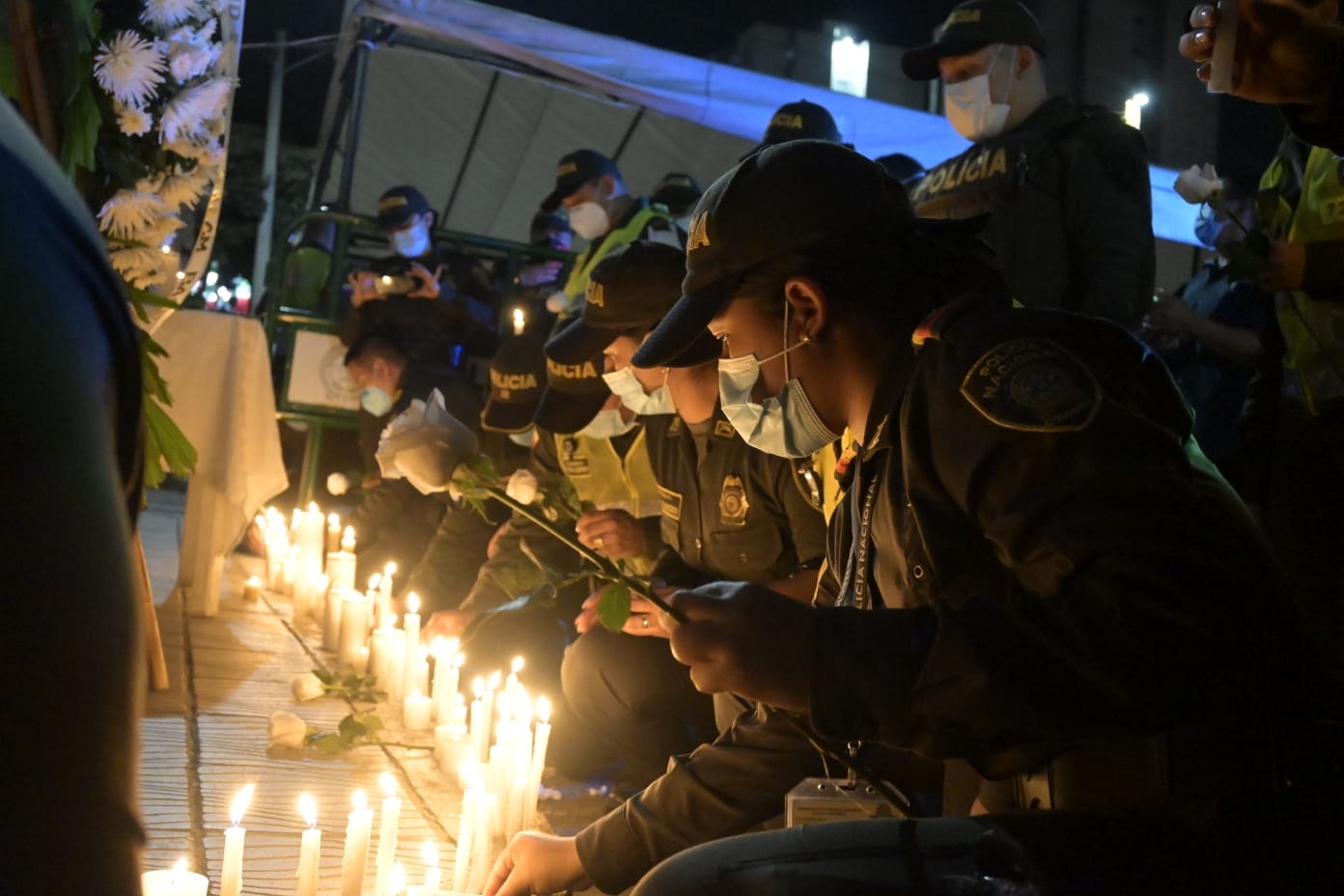 Con velas  y flores, la comunidad llegó hasta la Mecuc para rendir homenaje a los policías caídos.