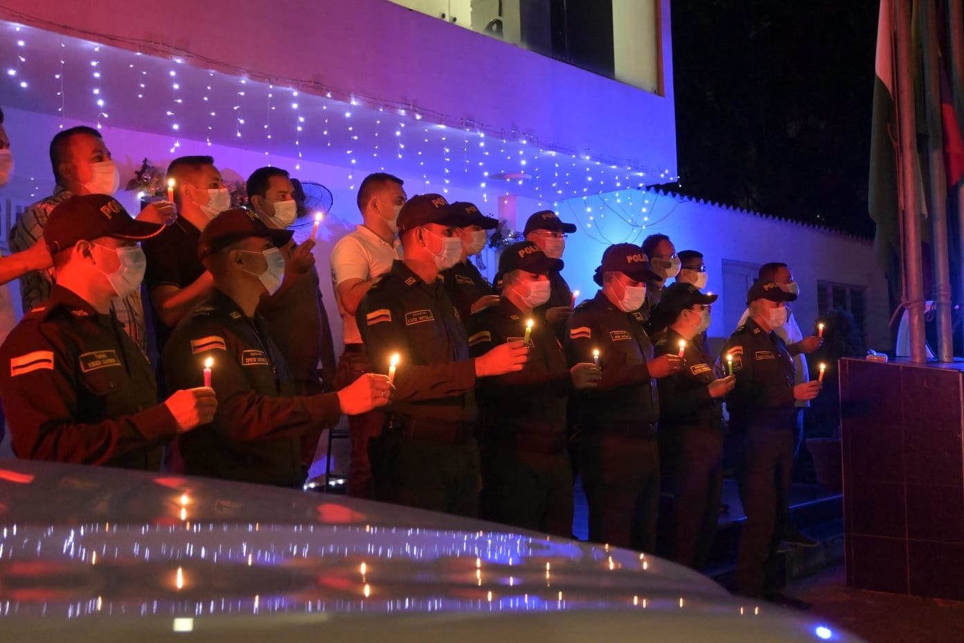 Con velas  y flores, la comunidad llegó hasta la Mecuc para rendir homenaje a los policías caídos.