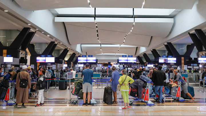 Se habían registrado al menos 2.116 cancelaciones de vuelos, de las cuales 499 son viajes vinculados a Estados Unidos./ Foto: AFP