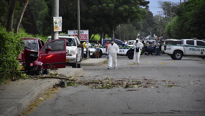 El vehículo en el que se movilizaban las víctimas terminó chocado contra un árbol.