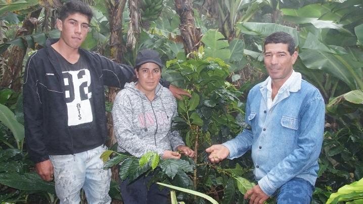 Rodrigo Arias y su familia regresaron a su finca después de ser víctimas de la violencia.