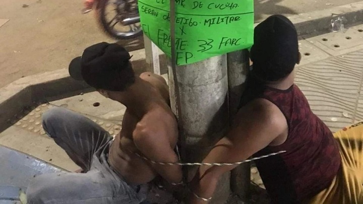 Los dos hombres fueron amarrados a un poste, en el centro de Tibú.