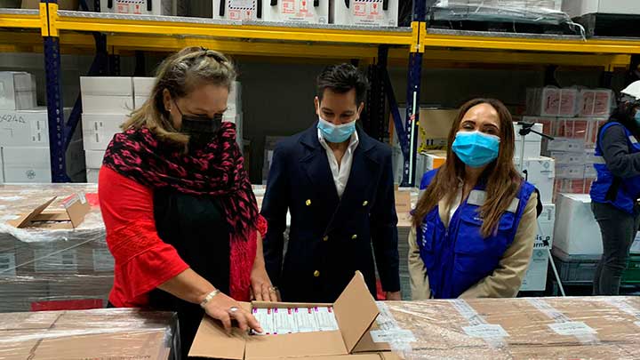 Llegaron a Colombia vacunas contra COVID-19 donadas por Canadá