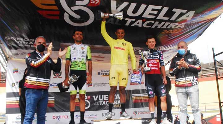 Roniel Campos (centro, campeón de la Vuelta al Táchira 2022