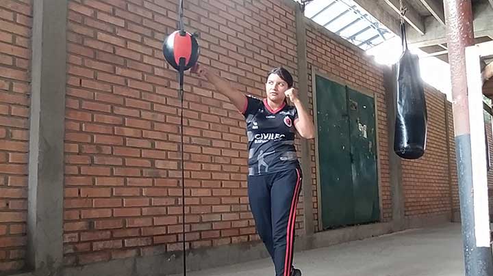 La entrenadora Leonela Villegas primera mujer en entrenar hombres en el boxeo.