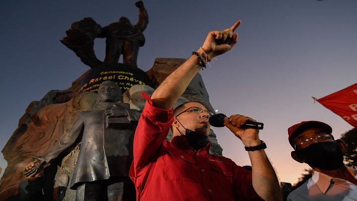 "No podemos fallarle al comandante Hugo Chávez", dice Arreaza frente a la enorme estatua de bronce y granito del expresidente de Venezuela Hugo Chávez. /AFP