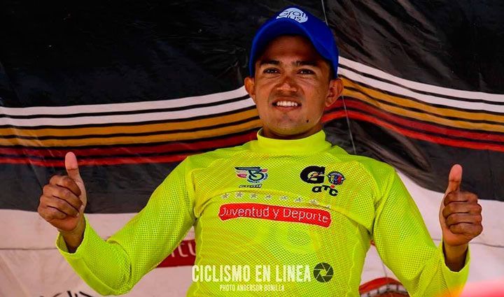 Alcides Espinel, corredor rosariense líder de la Vuelta al Táchira 2022. 