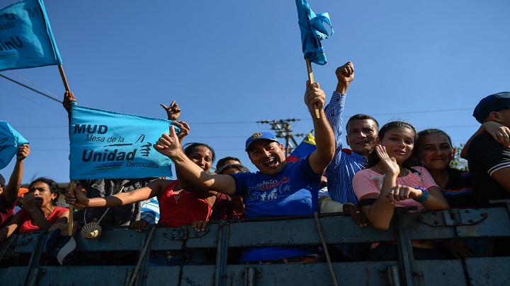 Partidarios del candidato de la oposición venezolana a gobernador del estado de Barinas, Sergio Garrido, asisten a un mitin de campaña electoral en la ciudad de Barinas. /AFP