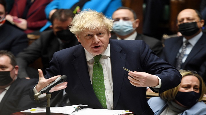 Boris Johnson pierde poder por escándalo