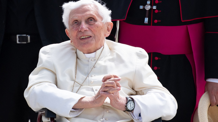 Benedicto XVI, que fue arzobispo de Múnich y Freising entre 1977 y 1982, no actuó en aquel momento contra cuatro eclesiásticos sospechosos de abusos de menores, dijeron los abogados.