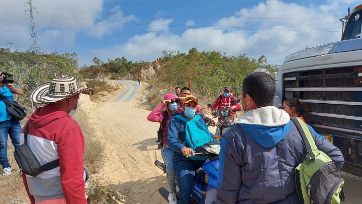 Campesinos bloquean la carretera que conduce hacia el relleno sanitario regional de la Madera del municipio de Ocaña. Están cansados de la demora en la adecuación de las vías y la contaminación ambiental.