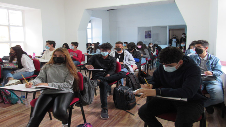 Los estudiantes asisten a las aulas de clases en doble jornada. Foto: Roberto Ospino/La Opinión. 