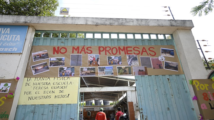 Pancartas que dejaron afuera de la institución. / Foto: Jorge Gutiérrez / La Opinión 