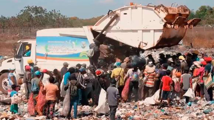 Desplazados esperan camión recolector de basuras para buscar comida en Puerto Carreño