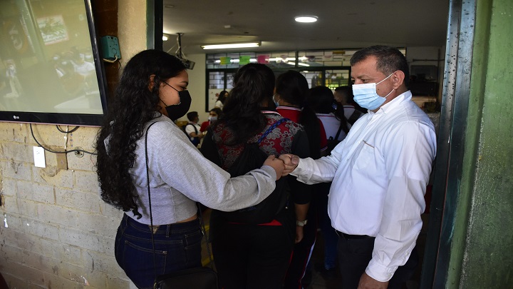 Los estudiantes se volvieron a encontrar con sus maestros. / Foto: Pablo Castillo / La Opinión 