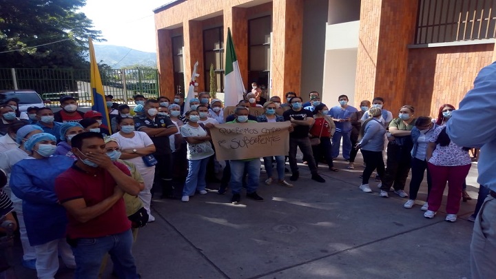 Una jornada de protesta adelantan los trabajadores del hospital regional Emiro Quintero Cañizares de Ocaña ante las dudas por la suerte del centro asistencial. / Foto: Cortesía / La Opinión 