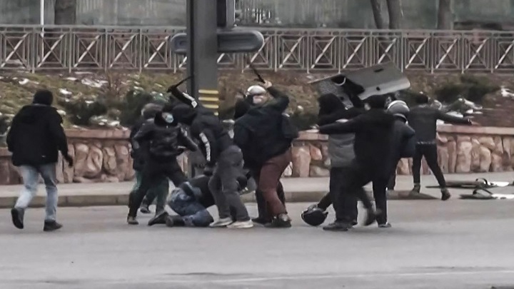Los manifestantes chocando con las fuerzas de seguridad de Kazajstán durante una manifestación en la ciudad más grande del país, Almaty. /AFP
