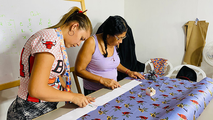En el taller de Caño Indio las mujeres están compenetradas en el proyecto de confecciones