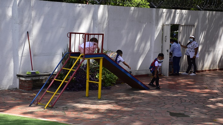 Los niños más pequeños conociendo su institución. / Foto: Pablo Castillo / La Opinión 