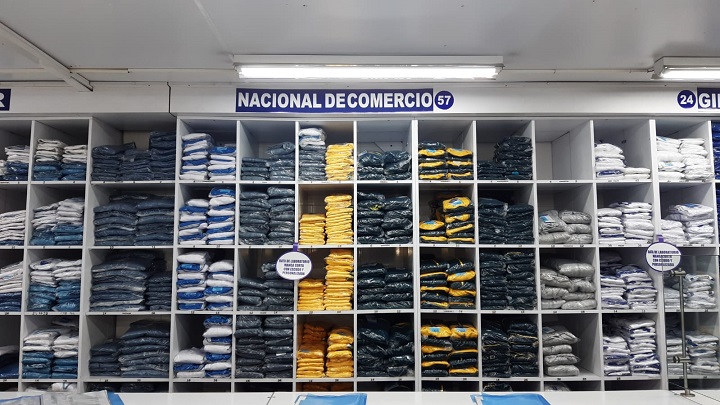 Papelerías y ventas de  uniformes se preparan. / Foto: Deicy Sifontes / La Opinión 