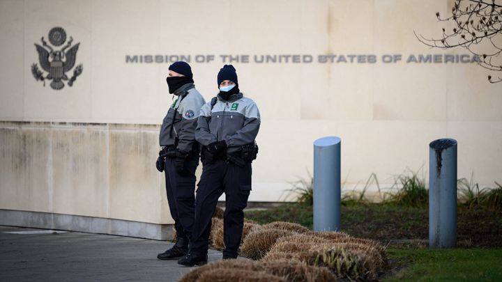 Oficiales de policía suizos se paran en la entrada de la Misión Permanente de EE. UU. antes de las conversaciones sobre las crecientes tensiones en Ucrania, en Ginebra.
