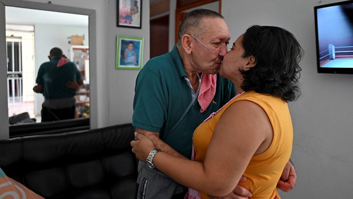Víctor Escobar despidiendo a su esposa antes de recibir la eutanasia./Foto: Luis Robayo/AFP