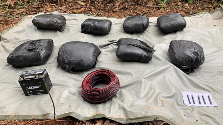 Los uniformados hallaron una bolsa con ocho paquetes de explosivo R1, 150 metros de cable duplex, cinco detonadores y una batería para moto. / Foto: Cortesía