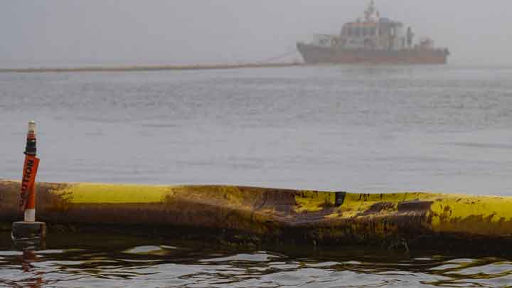 Barreras flotantes para proteger las playas del petróleo a la deriva se ven en la ciudad turística de Ancón, Perú. 