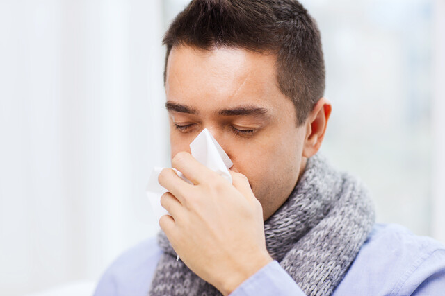 La influenza es la verdadera gripe. Se trata de una infección viral que ataca el sistema respiratorio, incluida la nariz, la garganta y los pulmones.