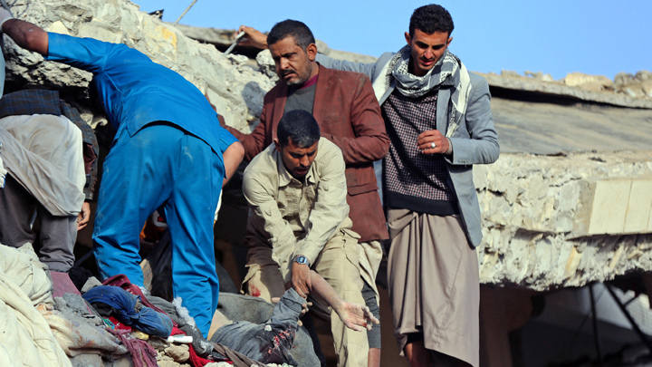 Los yemeníes buscan sobrevivientes luego de un ataque aéreo liderado por Arabia Saudita contra una prisión en el bastión hutí de Saada en el norte de Yemen. / Foto: AFP