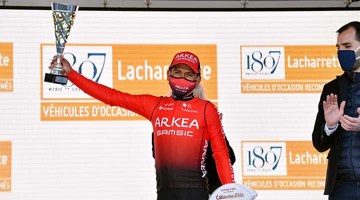 Nairo Quintana  muestra el trofeo de campeón del Tour de la Provence 2022. 