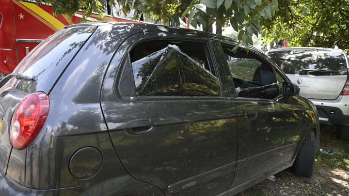 Algunos vehículos estacionados sufrieron daños//Jorge Gutiérrez /La Opinión 