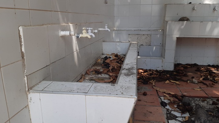 En la sede Francisco de Paula Andrade, los ladrones han robado lavamanos, tubos, cables y televisores. / Foto: Deicy Sifontes / La Opinión 