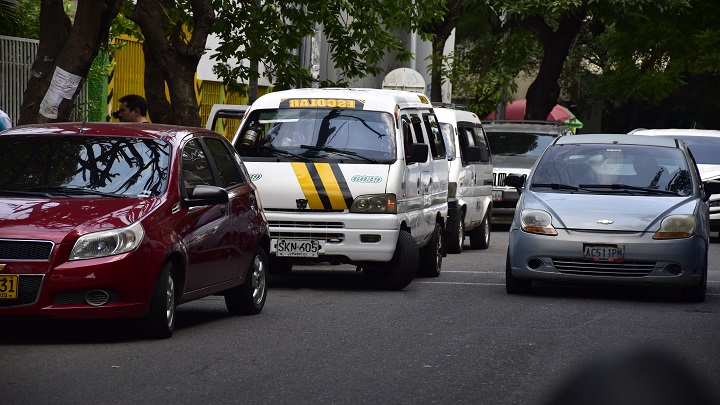 Los vehículos de transporte escolar deben contar con dos puertas no accionables por los escolares y con salidas de emergencia operables. / Foto: Pablo Castillo / La Opinión 