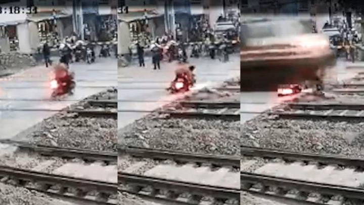 Impactante video: Motorista cae en la vía segundos antes de que el tren pasara 